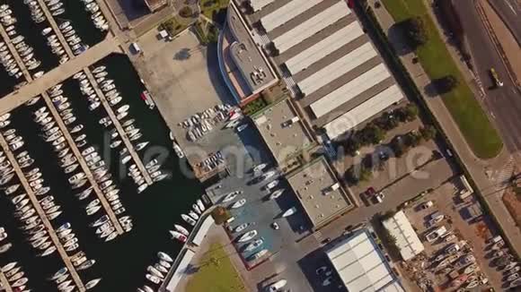 从空中可以看到商业港口以西的巴伦西亚码头和游艇视频的预览图