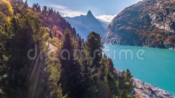 蓝松石湖山脉秋季瑞士航空视频的预览图