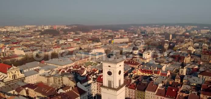 广场中心市政厅的城市景观视频的预览图