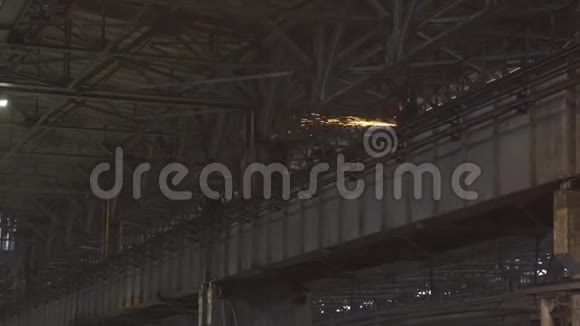 焊接工人工厂制造视频的预览图