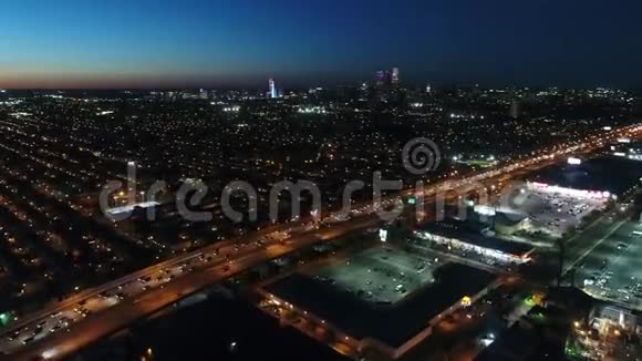 夜间飞过费城南部向中心城市的鸟瞰图视频的预览图