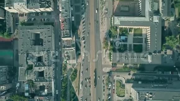 主要城市街道交通的高空自上而下的时间间隔视频的预览图