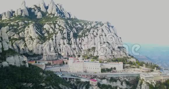 蒙塞拉特山修道院鸟瞰美景视频的预览图