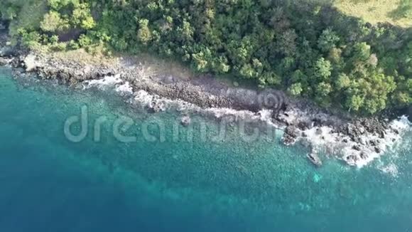 火山岛海岸线鸟瞰图视频的预览图