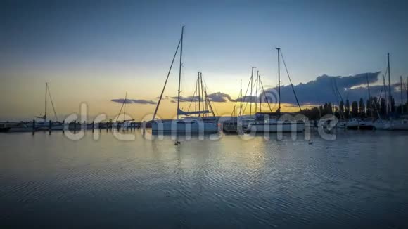美丽的黄昏时光从一个帆船坞匈牙利的巴拉顿湖西格列吉特视频的预览图