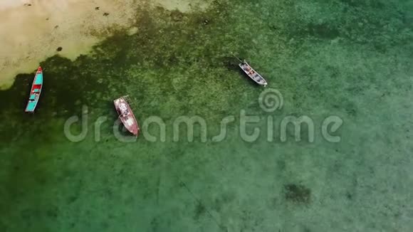 礁石附近的渔船美丽的海景渔船漂浮在蔚蓝的海水上靠近雄伟的珊瑚礁视频的预览图