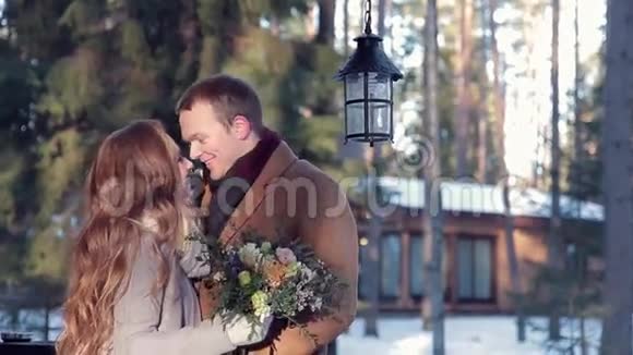 情人节快乐情侣一个带着一束鲜花的女孩视频的预览图
