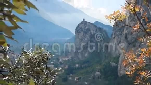 意大利阿尔科的岩石上的城堡视频的预览图