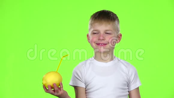 小男孩柠檬和吸管喝果汁绿色屏幕慢动作视频的预览图