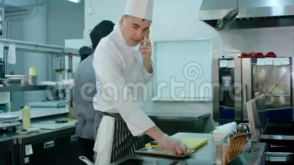 厨师打电话在餐厅厨房的煎锅上辗转食物视频的预览图