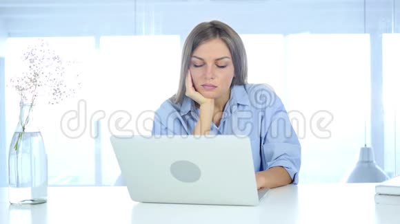 办公室里睡着的女人厌倦了工作视频的预览图