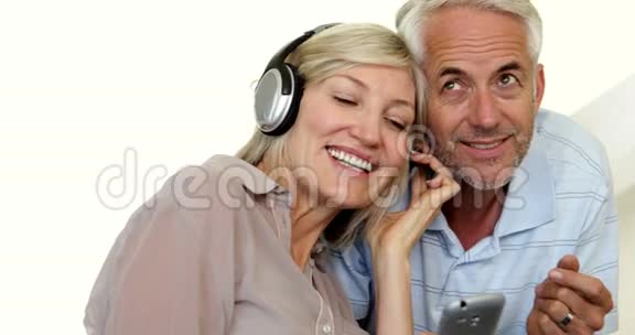 可爱的成熟夫妇一起听音乐视频的预览图