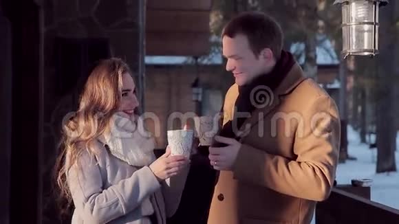 情人节快乐美丽的年轻夫妇在小屋里喝热茶视频的预览图