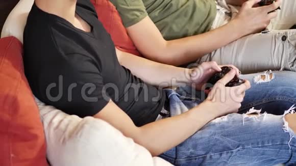 年轻的朋友用操纵杆玩电子游戏视频的预览图