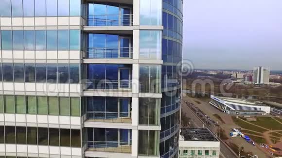玻璃建筑前景高层建筑门面公司办公室视频的预览图