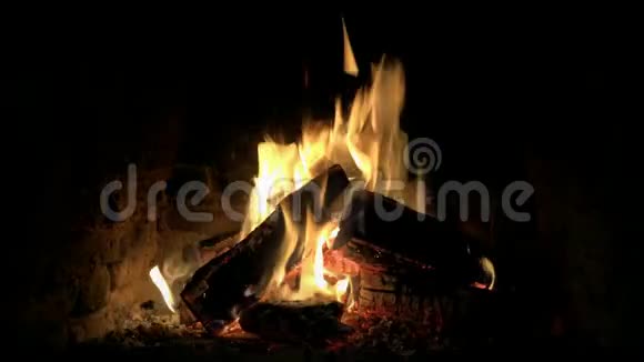 令人难以置信的可爱舒适的关闭4k环视火木火焰慢慢燃烧在壁炉篝火原木平静的气氛视频的预览图