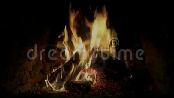 迷人的可爱舒适的关闭4k环视火木火焰慢慢燃烧在壁炉篝火原木平静的气氛视频的预览图
