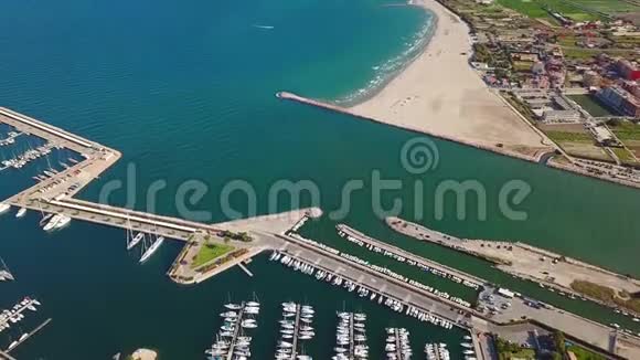 从空中可以看到商业港口以西的巴伦西亚码头和游艇视频的预览图