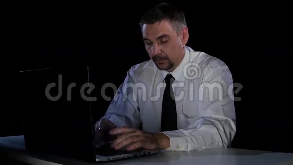 困惑的人与笔记本电脑上的主任沟通视频的预览图