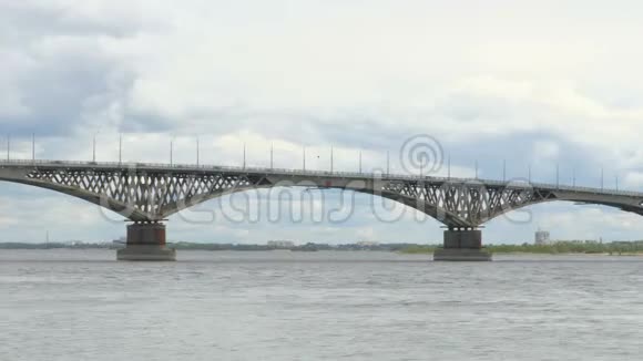 乘客乘坐的三层摩托艇经过伏尔加河的一座公路桥下延时录音夏日俄罗斯视频的预览图