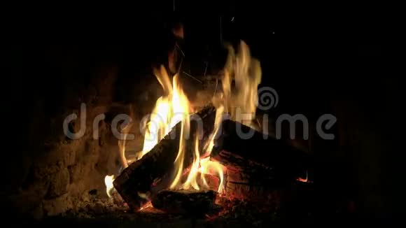 舒适令人印象深刻可爱的4k关闭环视火木火焰慢慢燃烧在壁炉篝火原木平静的气氛视频的预览图