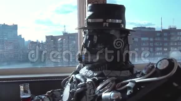 安卓的头部和肩部的特写细节录像图中金属机器人男子的螺丝视频的预览图