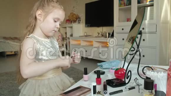 头发红的小女孩用眉笔画眉毛照镜子化妆脸时尚风格视频的预览图