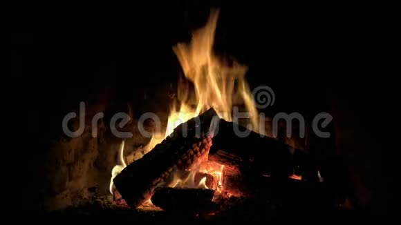 令人印象深刻的平静令人满意的可爱的舒适的近距离的火焰火焰慢慢燃烧在壁炉里原木的气氛视频的预览图