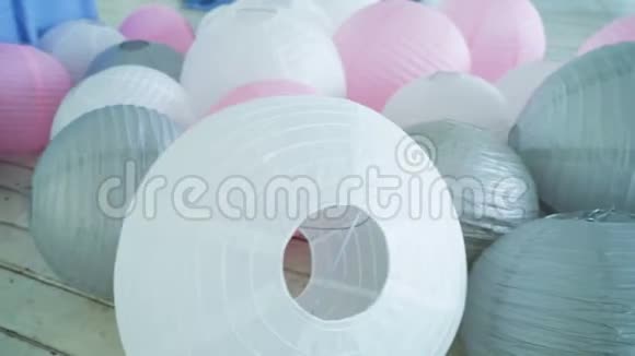 五颜六色的白色粉红色灰色纸灯笼设置在地板上视频的预览图