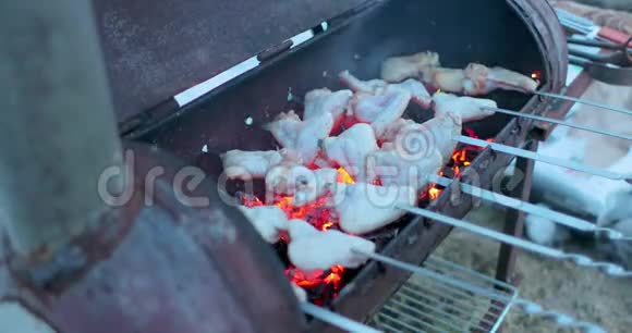 串在串串上的翅膀是在烧烤中准备的视频的预览图