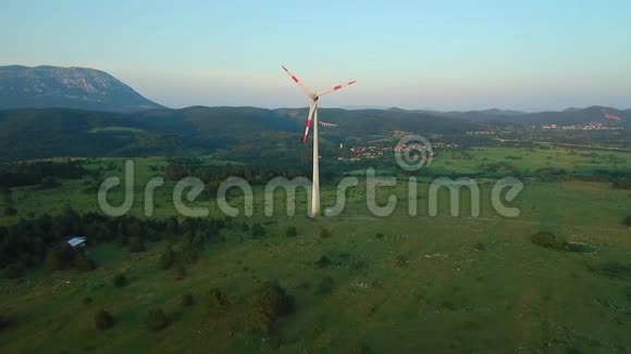 空中风力涡轮机在日落时用螺旋桨挡住太阳视频的预览图