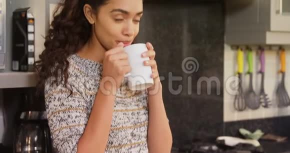 穿着冬布的女人喝咖啡视频的预览图