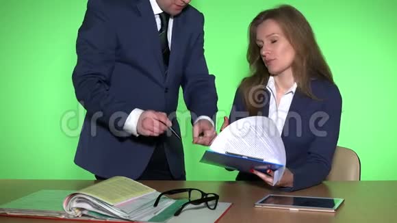 商人和他的助理秘书在他的办公室老板与员工争论视频的预览图