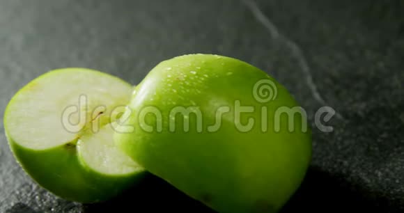4K4k混凝土背景下的绿色苹果视频的预览图