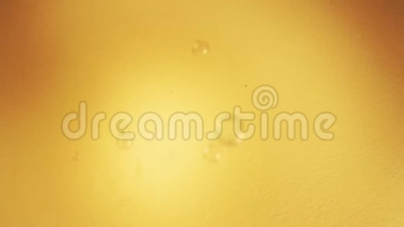 肥皂泡黄金背景高清镜头视频的预览图