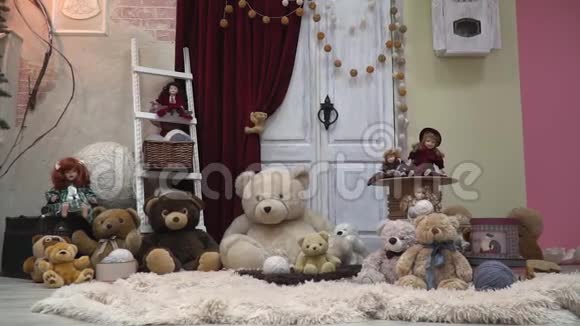 铺有圣诞礼物和毛绒玩具的白色地毯房间里有木条和新年装饰品视频的预览图