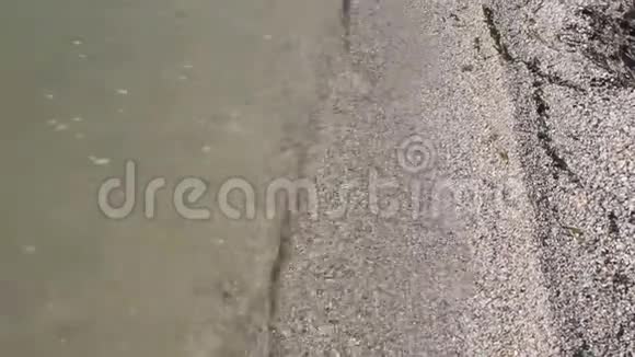 小波浪在沙滩上翻滚视频的预览图