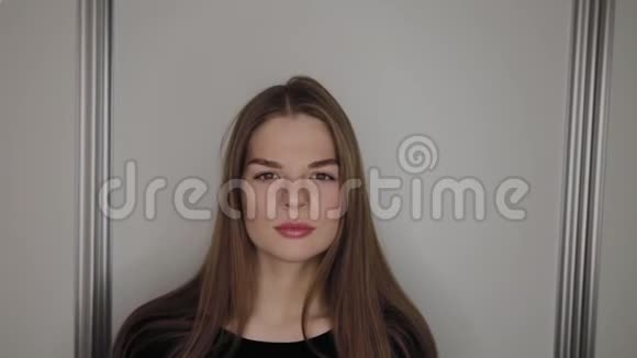 一个女孩的肖像眼睛里有环形LED灯的反射视频的预览图
