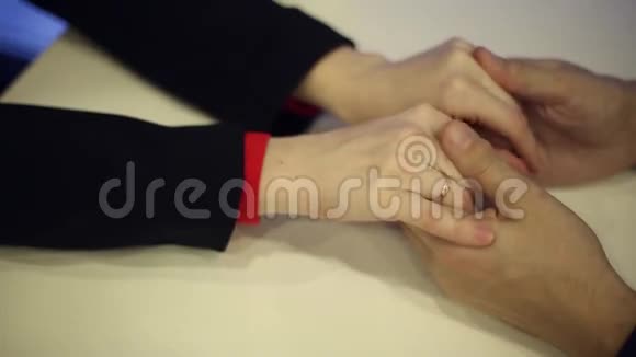 男人的手拥抱女人的手视频的预览图