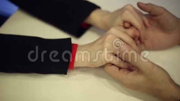 女性的手拥抱男人的手视频的预览图