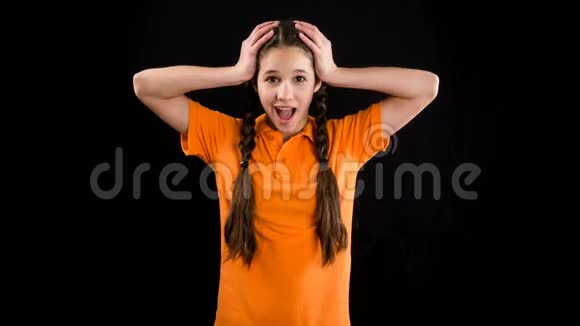 穿橙色衣服的情绪化女孩停止动作动画视频的预览图