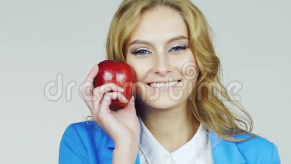 一位漂亮的红苹果女青年的画像视频的预览图