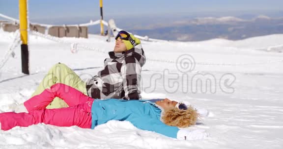 一对滑雪后在山上休息的夫妇视频的预览图