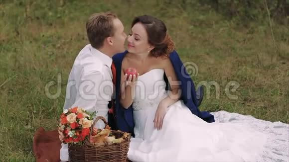 快乐的年轻夫妇在秋天公园野餐视频的预览图