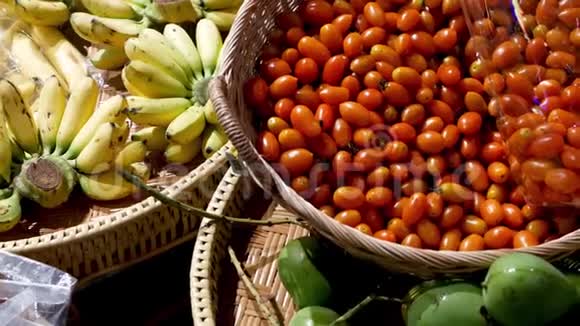 乡村摊上的水果和蔬菜将新鲜成熟的水果和蔬菜放在东方乡村的摊位上视频的预览图
