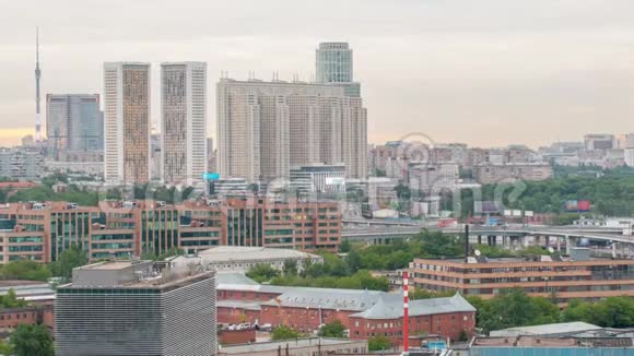 莫斯科的城市景观从屋顶的时间点住宅楼和奥斯坦金斯卡亚电视塔屋顶鸟瞰图视频的预览图