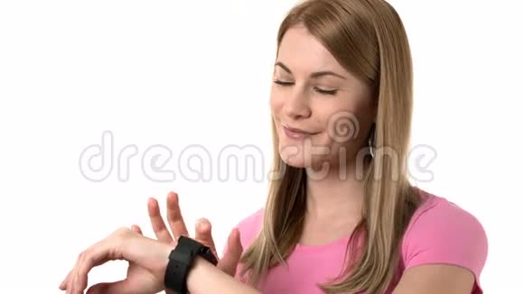 漂亮的女人带着智能手表浏览互联网与朋友交流孤立的背景视频的预览图