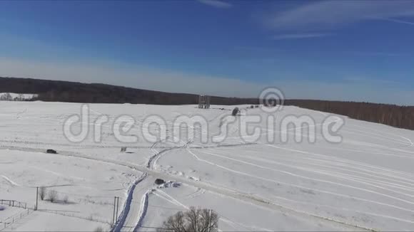 飞过白雪覆盖的田野视频的预览图