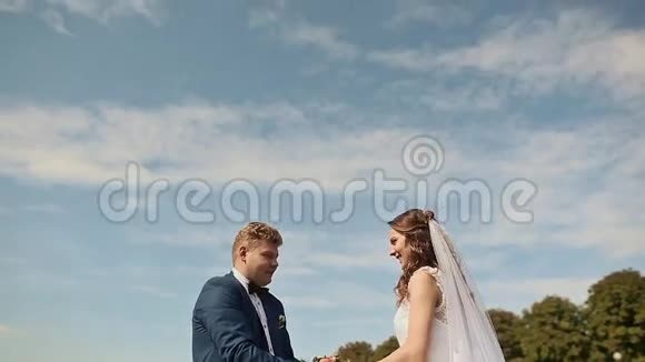 结婚纪念日从树叶上燃放烟花新郎让新娘高兴起来围着幸福的妻子转视频的预览图