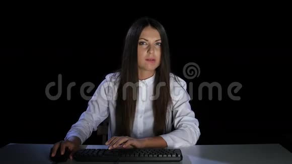 女孩害怕在网上看视频情感工作室视频的预览图
